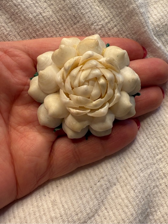 Vintage Jewelry - Vintage 1950s Shell Tiki Romantic Brooch
